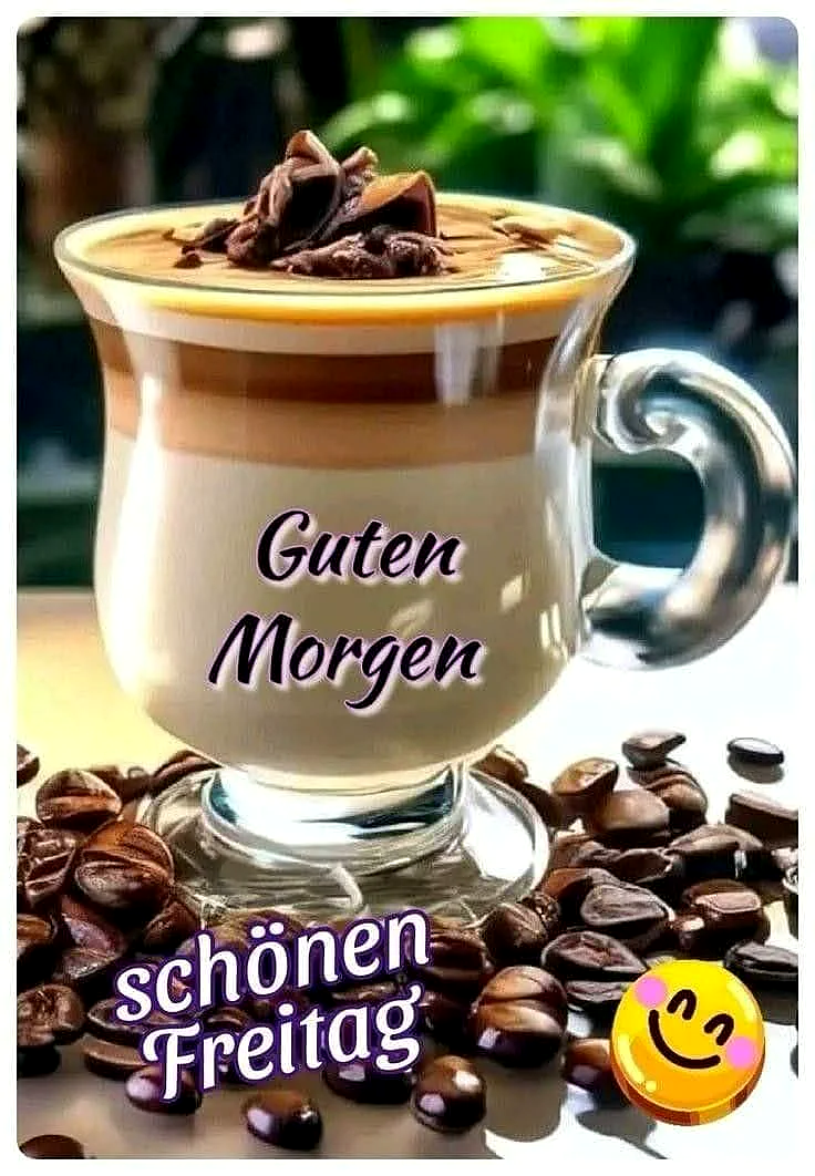 Glastasse mit geschichtetem Kaffee und Schokoraspeln. Kaffeebohnen auf dem Tisch. Grüner Hintergrund verschwommen. Text: Guten Morgen schönen Freitag und ein Emoji. Eine einladende, freudige Morgenstimmung zum Wochenendbeginn.