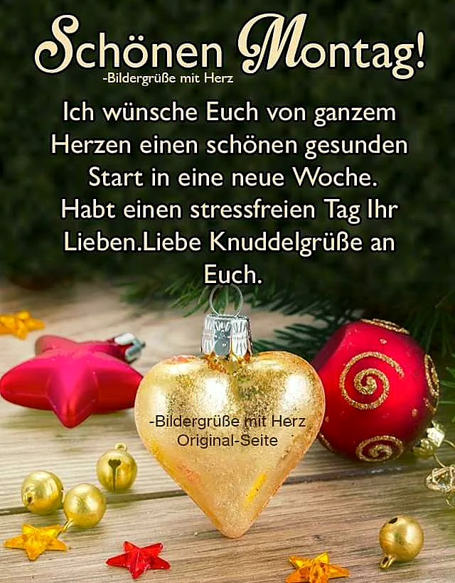Nahaufnahme goldener und roter Weihnachtskugeln in Herz- und Sternform auf rustikalem Holztisch. Im unscharfen Hintergrund Tannengrün. Ein herzlicher Montagsgruß mit winterlicher Gemütlichkeit und einem Gefühl von Wärme.
