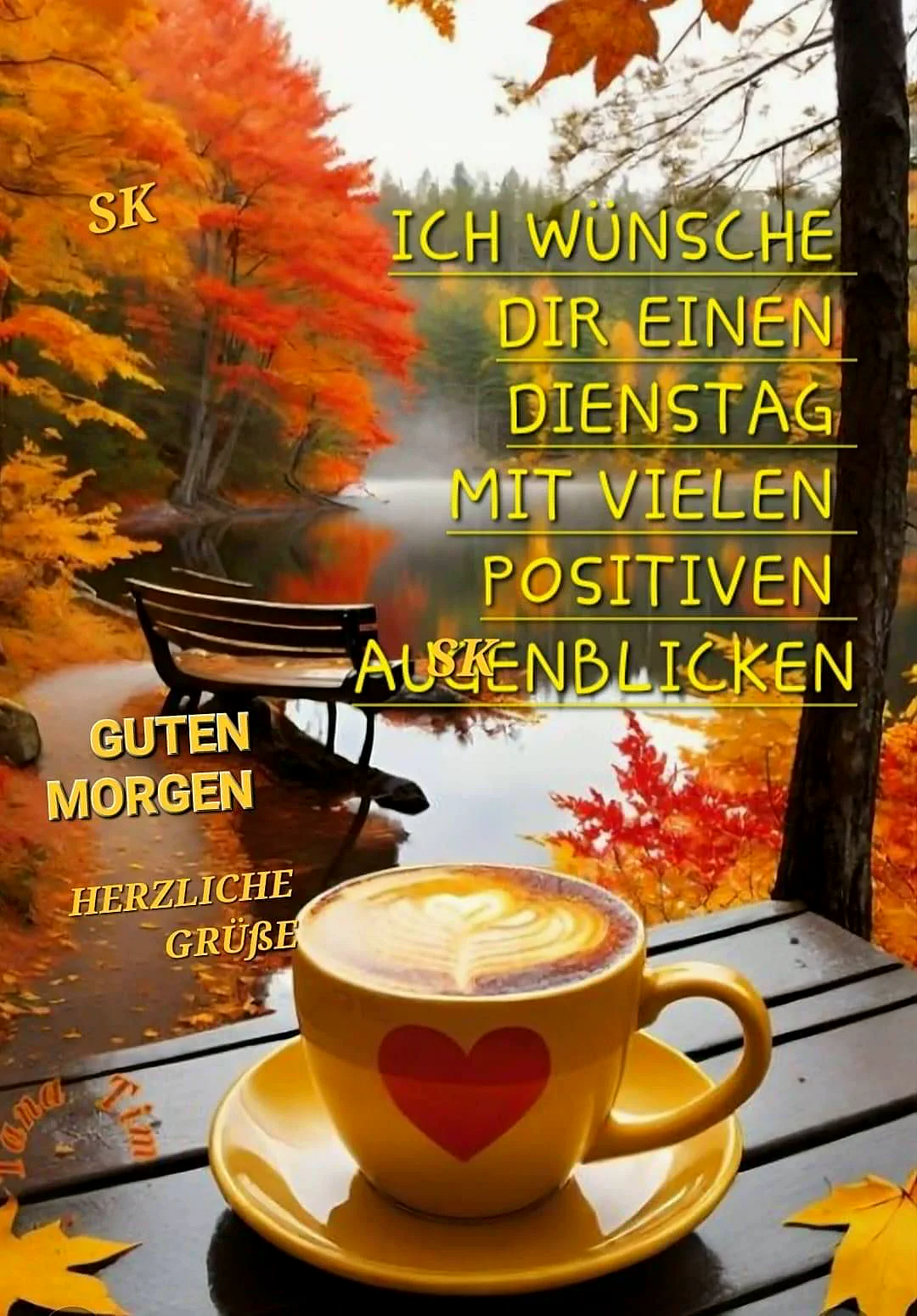Eine gelbe Kaffeetasse mit Herz-Latte-Art steht auf einem Holztisch, umgeben von bunten Herbstblättern. Dahinter ein ruhiger See mit orange-roten Bäumen und leichtem Morgennebel. Eine Parkbank am Ufer unterstreicht die friedliche, fokussierte Dienstagsatmosphäre.