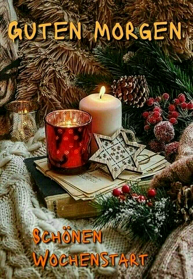 Ein gemütliches Arrangement mit zwei Kerzen, einer Weihnachtsdekoration und Büchern, umgeben von Tannenzweigen und roten Beeren, auf einem rustikalen Hintergrund.