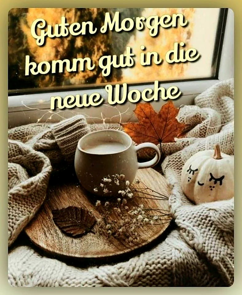 Ein herbstliches Stillleben mit einer Tasse Kaffee, einem kleinen Kürbis, Blättern und einem warmen Pullover auf einer Fensterbank