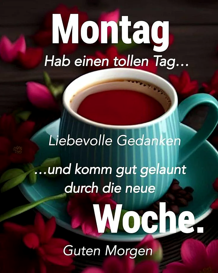 Ein hellblauer Kaffeebecher auf einem dunklen Holztisch, umgeben von rosa Blüten und Blättern, gefüllt mit einer roten Flüssigkeit, vermutlich Kaffee oder Tee.