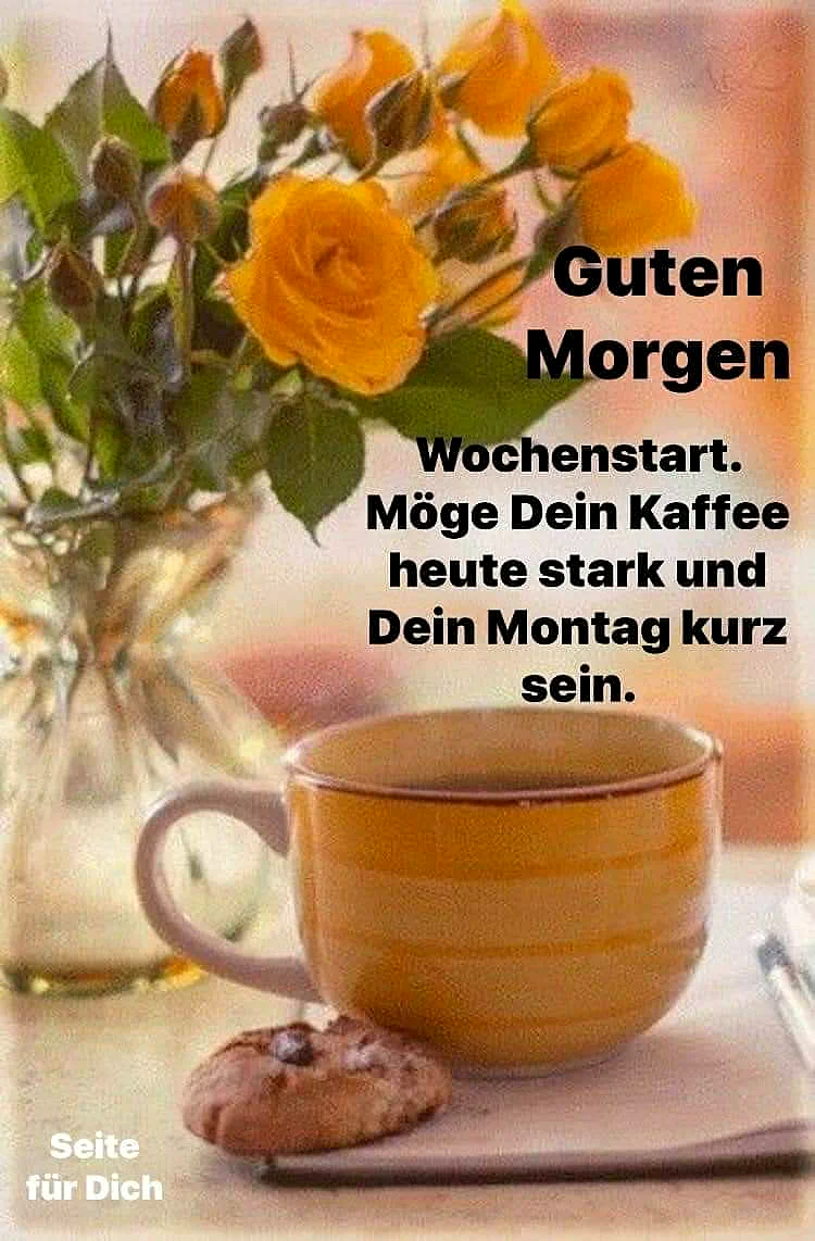 Gemütliches Morgenstillleben mit einem gelb-orange gestreiften Kaffeebecher und einem Schokoplätzchen. Frische gelbe Rosen in einer Vase verbreiten optimistische Wochenstartstimmung, ideal für einen energiegeladenen Montag.