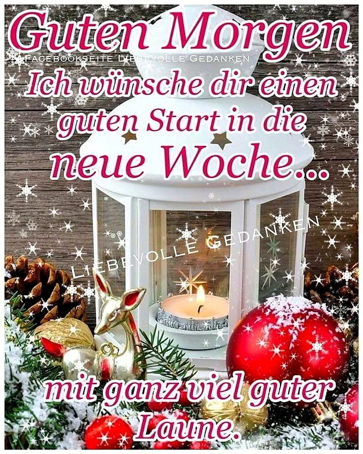 Ein festlich dekorierter Weihnachtsbaum mit roten Kugeln, goldenen Glocken und einem goldenen Reh, umgeben von einer weißen Laterne mit einer brennenden Kerze, auf einem rustikalen Holztisch mit Schnee und Sternen.