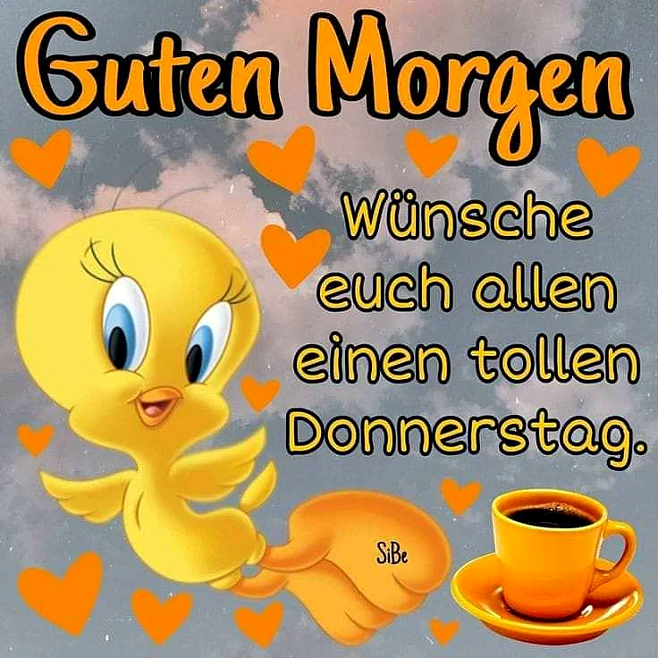 Ein gelbes Küken mit großen blauen Augen und orangefarbenen Herzen, umgeben von einer Tasse Kaffee und einem Peacezeichen. Der Hintergrund zeigt einen grauen Himmel mit rosa Wolken.