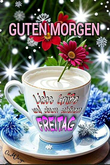 Ein weißer Kaffeebecher mit rosa und violetten Texten liegt auf einem blauen Teller, umgeben von blauen und rosa Blumen, mit einem rosa Blütenstiel im Becher, vor einem grünen Hintergrund mit Schneeflocken und Sternen.