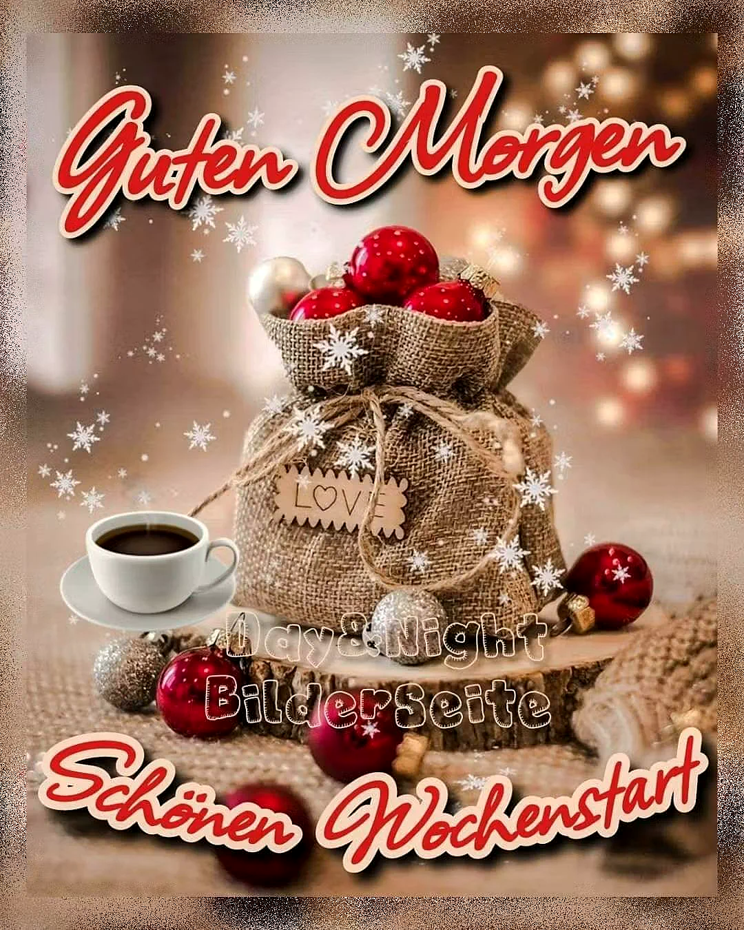 Ein burlap-Beutel gefüllt mit roten und silbernen Weihnachtskugeln neben einer Tasse Kaffee auf einem Tisch, umgeben von Schneeflocken und Weihnachtsdekoration.