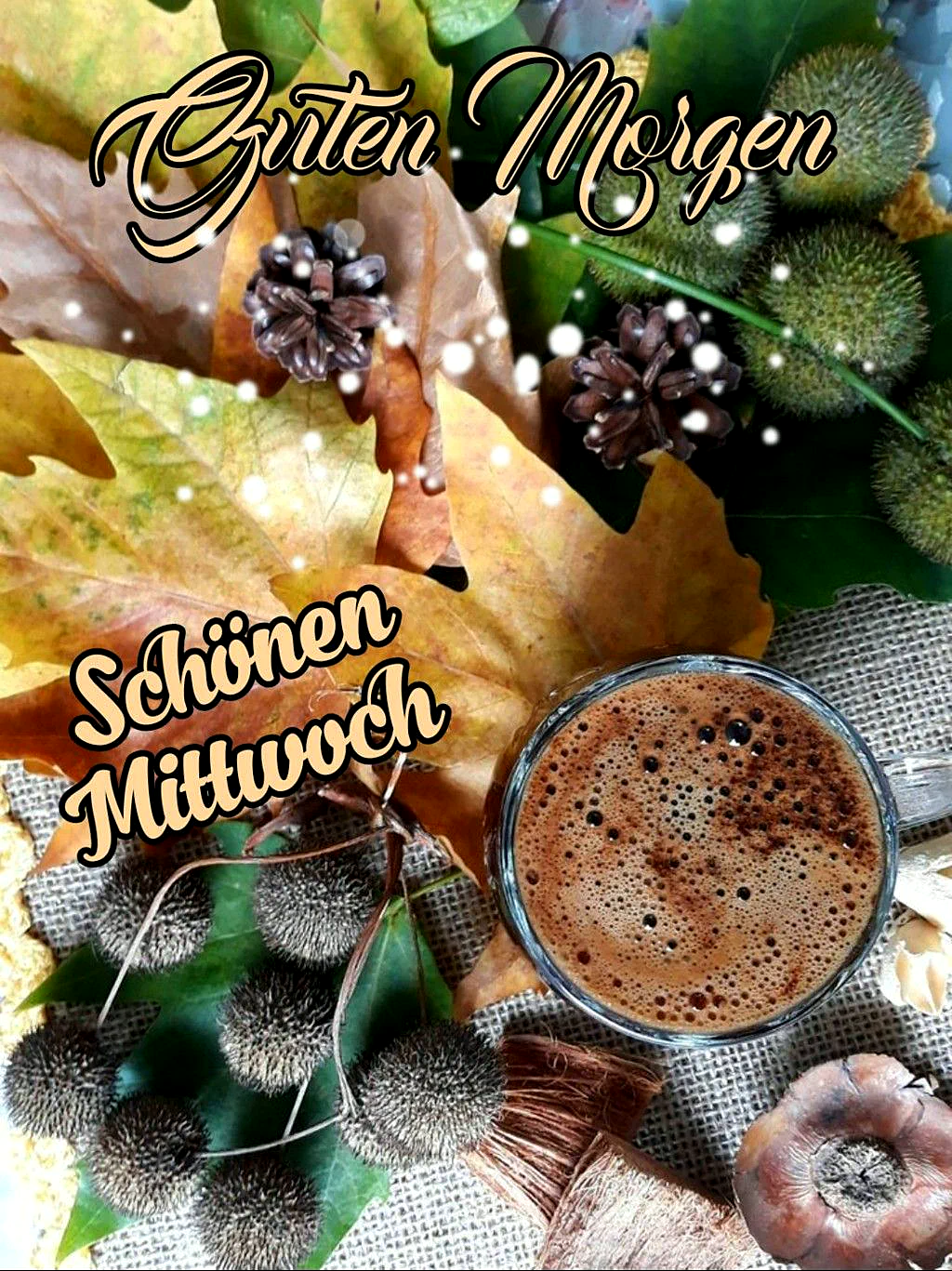 Eine stimmungsvolle Komposition für einen schönen Mittwochmorgen. Eine dampfende Tasse Kaffee ist umrahmt von bunten Herbstblättern, Zapfen und stacheligen Kapseln auf rustikalem Jutestoff, eingefangen in warmem Licht.