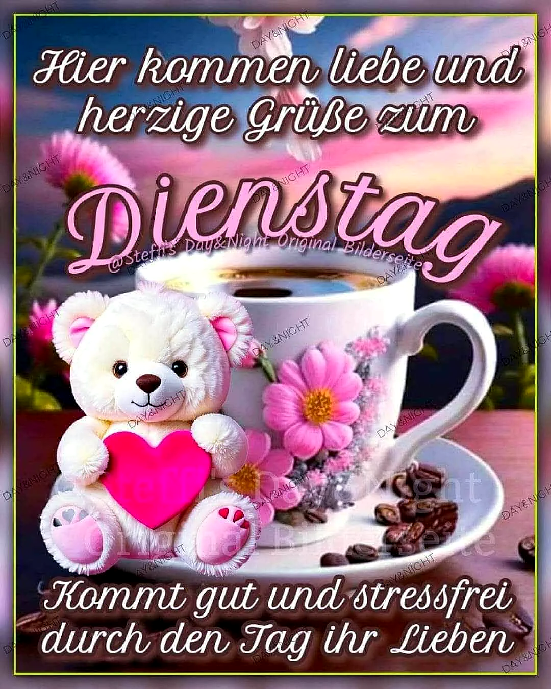 Ein weißer Teddybär mit einem rosa Herz sitzt neben einer Tasse Kaffee mit pinken Blumen, umgeben von Kaffeebohnen und Blumen auf einem rustikalen Holztisch vor einem sonnigen Hintergrund.