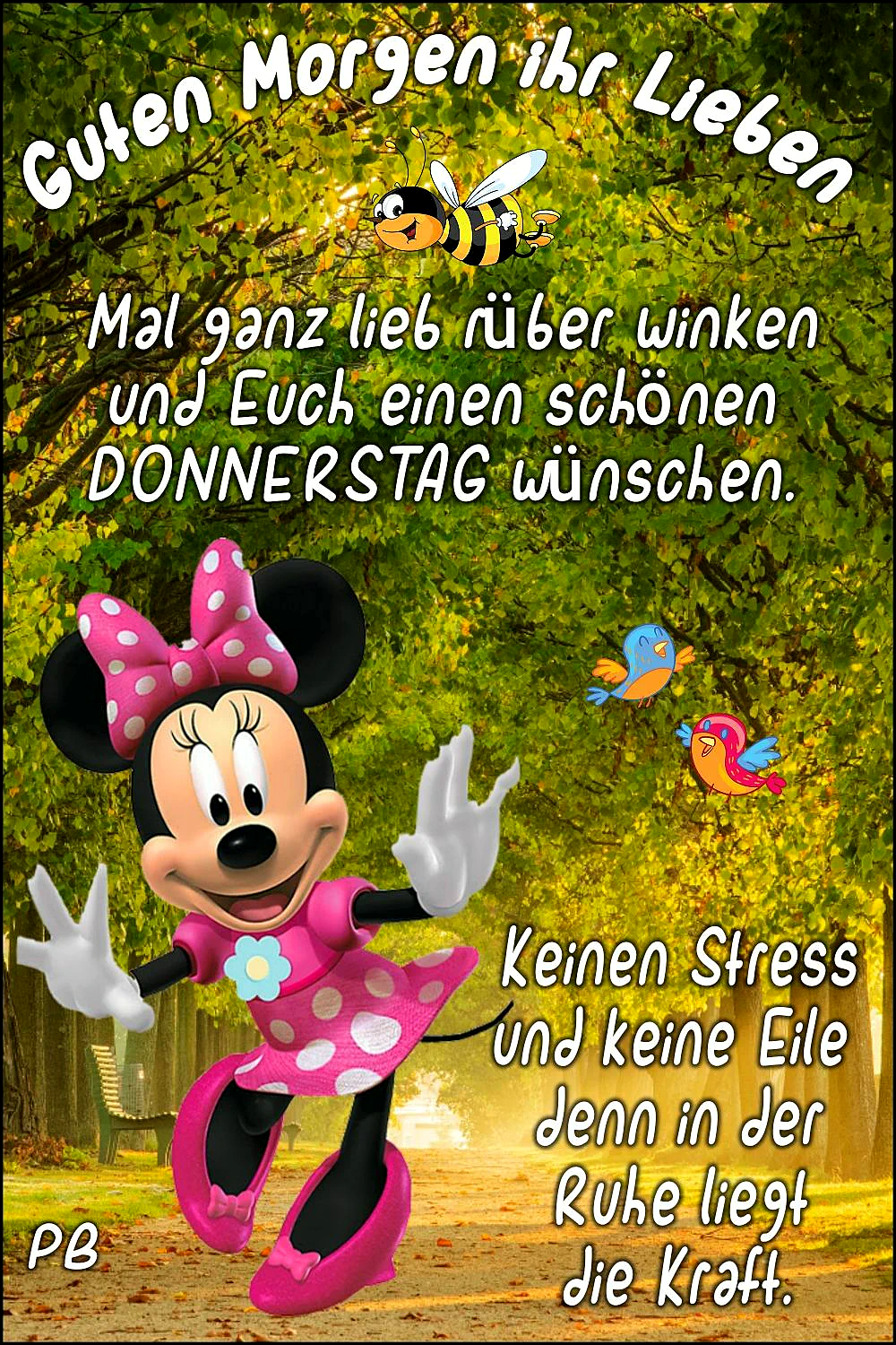 Fröhliche Minnie Maus winkt auf einem sonnigen Waldweg, umgeben von leuchtend grünen Blättern und goldenem Licht. Eine Biene und bunte Vögel fliegen spielerisch, verbreiten eine entspannte Donnerstag-Stimmung.