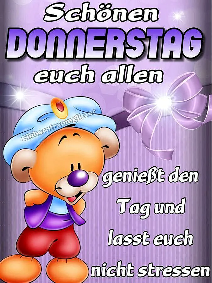 Ein lustiger Cartoon-Bär in Genie-Outfit grüßt zum Donnerstag. Der orangefarbene Charakter mit blauer Mütze und lila Nase lächelt fröhlich auf lila gestreiftem Hintergrund. Ein glänzendes lila Band ergänzt die Wochenend-Vorfreude perfekt.