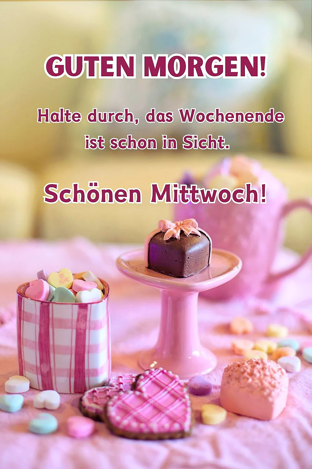 Ein Tisch mit süßen Leckereien, ein Schokoladenkuchen auf einem rosa Ständer, ein Becher mit Bonbons und ein Teller mit Marshmallows und einem rosa Plätzchen, im Hintergrund ein rosa Becher, alles in Pastellfarben, strahlend, einladend