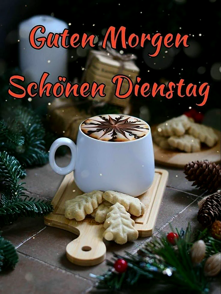 Weiße Kaffeetasse mit Latte Art und winterlichen Plätzchen auf Holzbrett. Umgeben von Tannenzweigen, roten Beeren und einer Kerze. Warme, ruhige Morgenstimmung mit dem Text 'Guten Morgen Schönen Dienstag'.