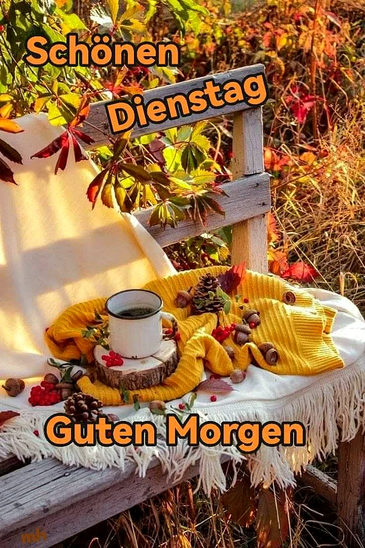 Ein gemütlicher Holzstuhl mit einem gelben Schal, einem weißen Tuch, einer Tasse Kaffee und Herbstdekoration, umgeben von herbstlichen Blättern und Pflanzen.
