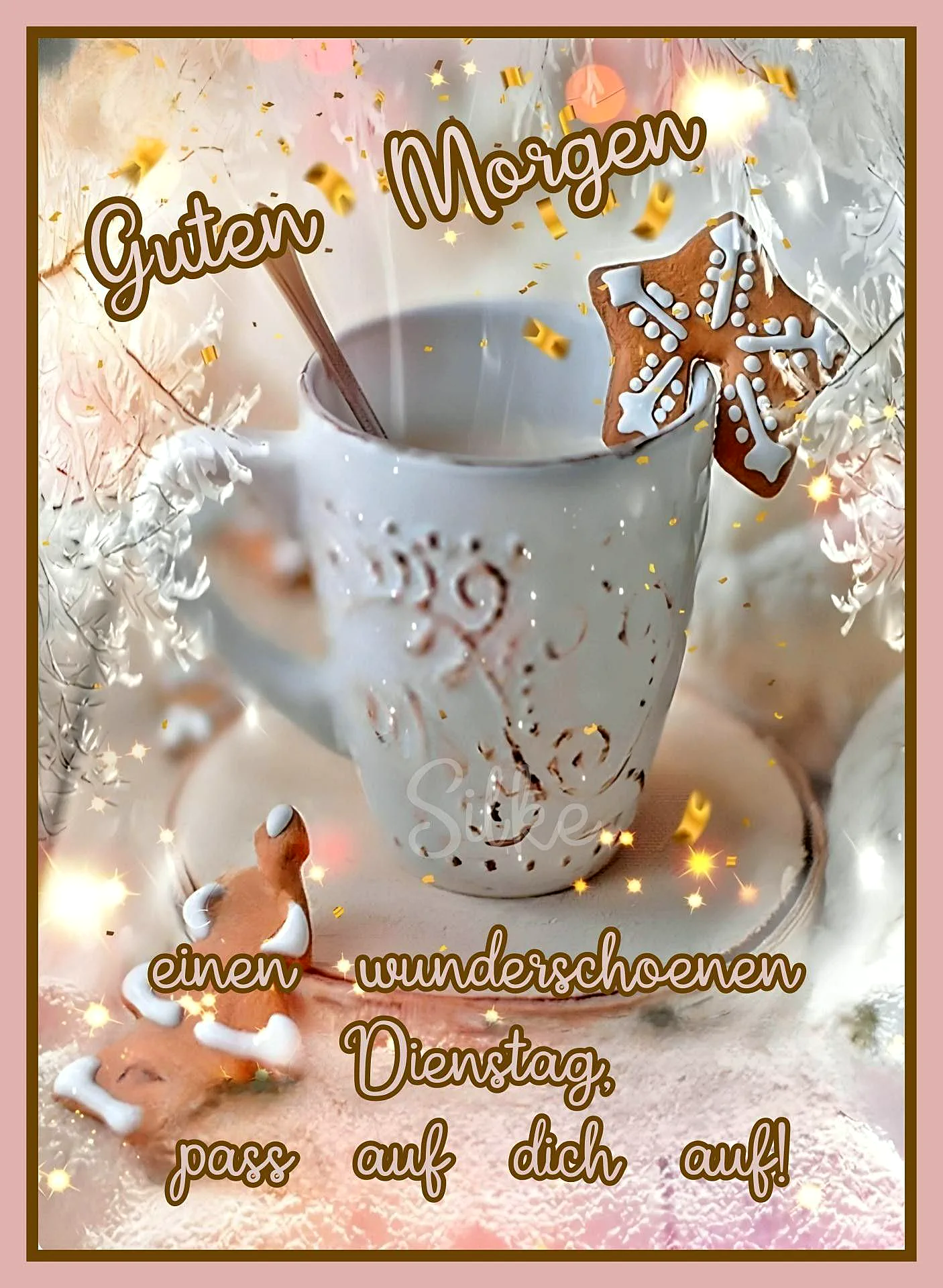 Ein weißer Kaffee-Becher mit goldenen Verzierungen, ein Löffel darin und ein Lebkuchen in Form eines Sterns am Rand, umgeben von Schnee und goldenen Konfetti.