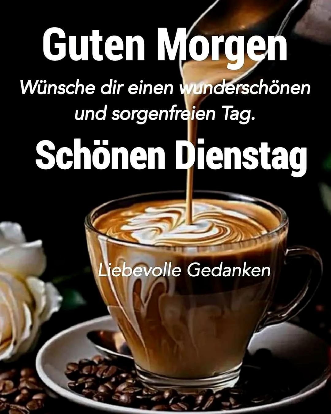 Ein Glas Kaffee mit Milch und Schaum, daneben Kaffeebohnen und eine weiße Rose auf einem dunklen Hintergrund. Ein Kaffeelöffel ist sichtbar.