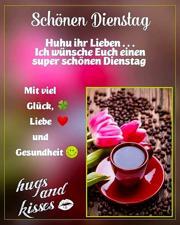Ein Foto von einer roten Tasse Kaffee auf einem Unterteller, umgeben von Kaffeebohnen, einer rosa Blume und grünen Blättern. Der Hintergrund ist ein warmer, gemütlicher Raum.