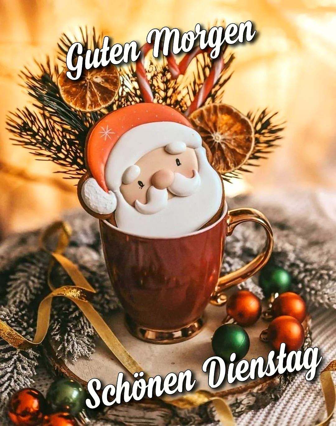 Ein weihnachtliches Motiv mit einer Tasse, die mit einem Santa-Claus-Deckel verschlossen ist, umgeben von Weihnachtsdekorationen und goldenen Bändern auf einem rustikalen Hintergrund.