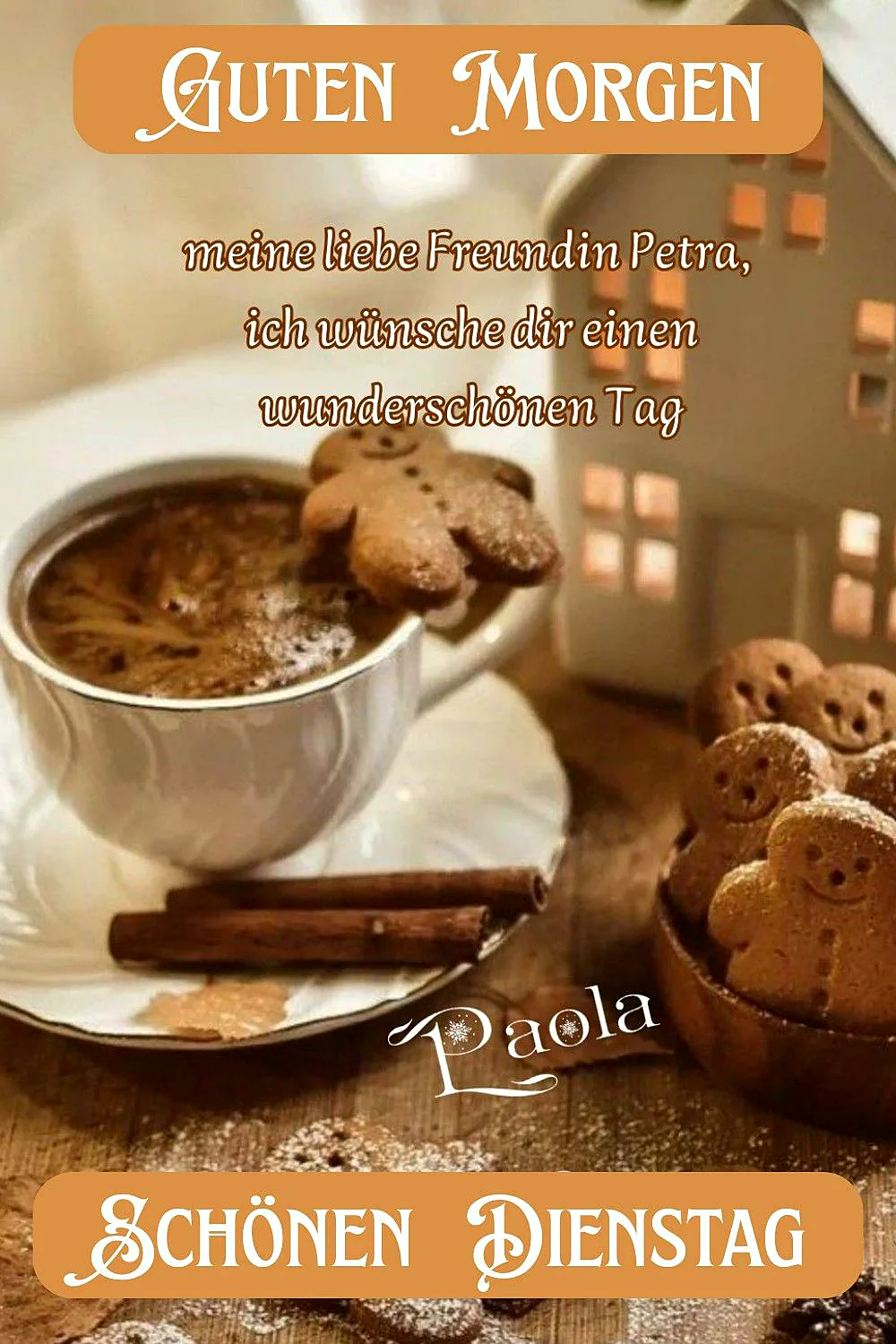 Ein warmes Frühstück mit Kaffee, Zimtstangen und Lebkuchen auf einem rustikalen Holztisch, im Hintergrund ein dekoratives Haus mit erleuchteten Fenstern