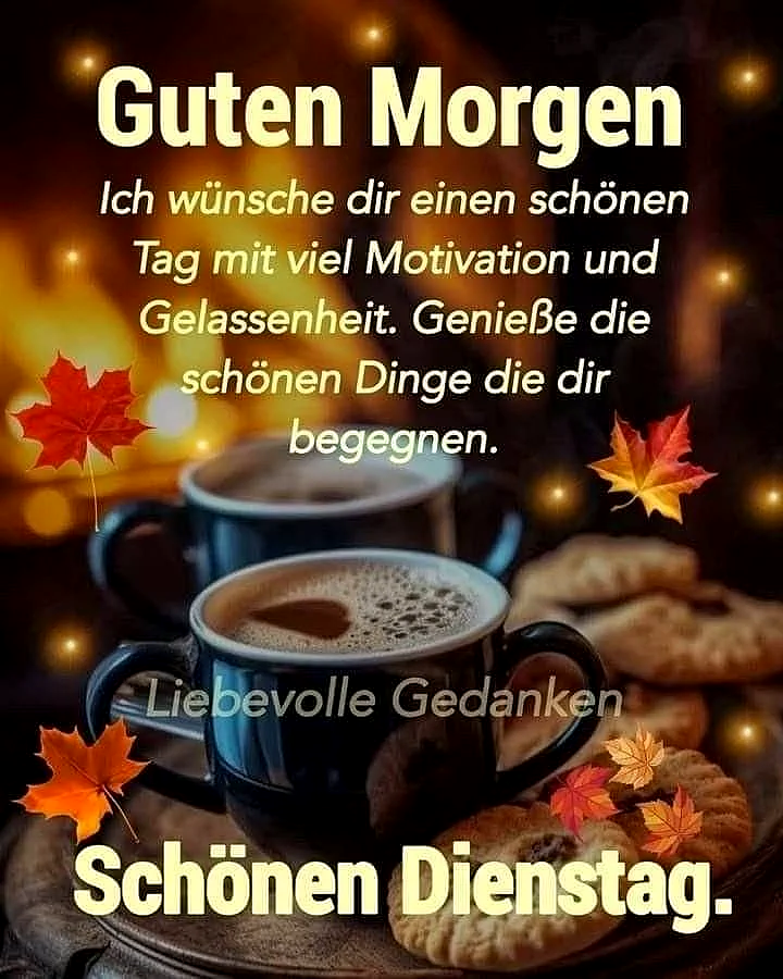 Ein dunkler Hintergrund mit zwei Kaffeetassen, Keksen und Herbstblättern. Die Kaffeetassen sind mit einem herzförmigen Schaumdecor. Im Vordergrund liegen Herbstblätter.