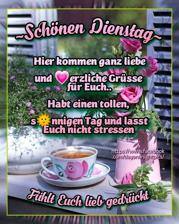 Ein Frühstückstablett mit einer Tasse Kaffee, umgeben von rosa Blumen und einem kleinen Topf mit Blumen, vor einem Fenster mit heruntergelassenen Jalousien. Die Szene ist hell und freundlich.