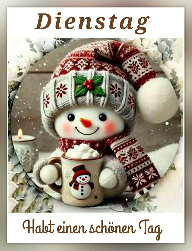 Ein Snowman mit Hut und Schal hält eine Tasse mit Schnee und einem Schneemann darauf, im Hintergrund ein brennendes Licht und Schnee