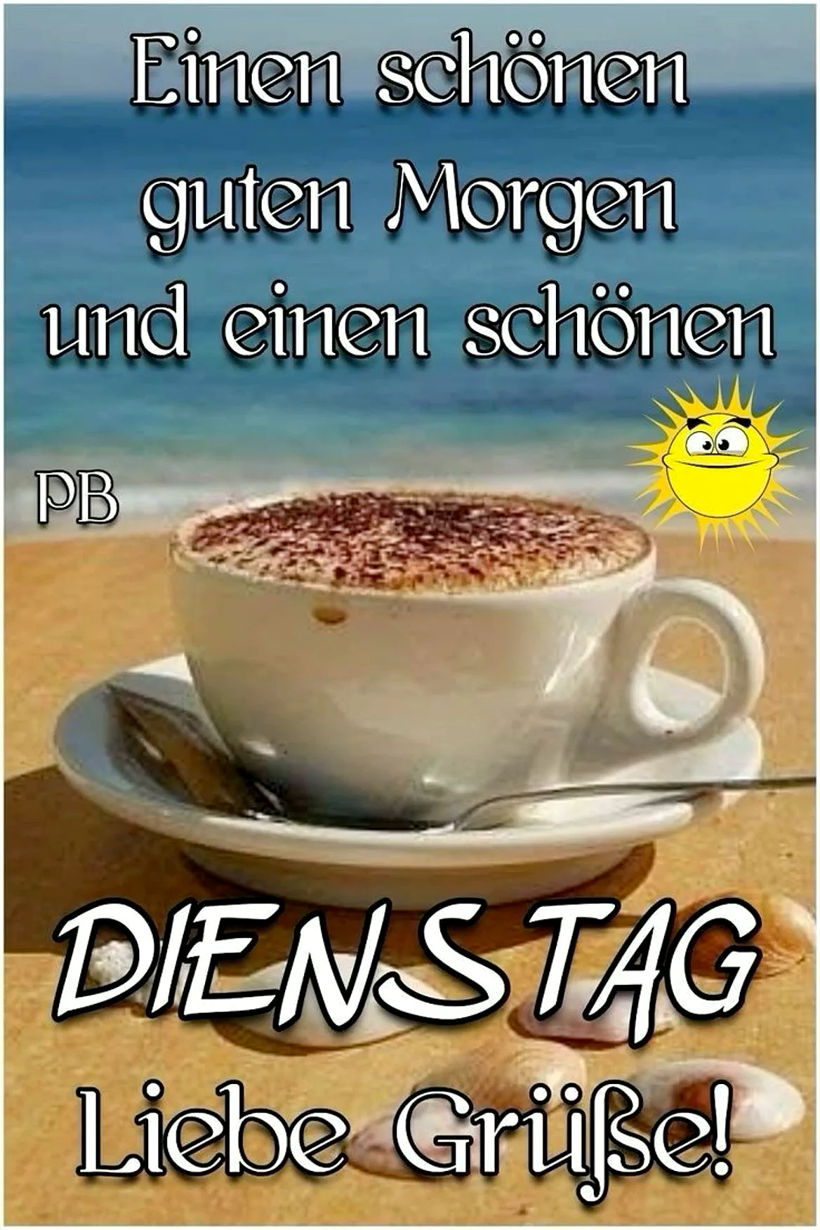 Ein Bild von einer Tasse Kaffee auf einem Tisch am Strand, mit einer Sonnengrußkarte im Hintergrund. Die Tasse ist weiß und mit Schokoladenpulver bestreut. Der Kaffee dampft leicht. Im Hintergrund ist das Meer und ein gelber Smiley-Sonnenaufgang.