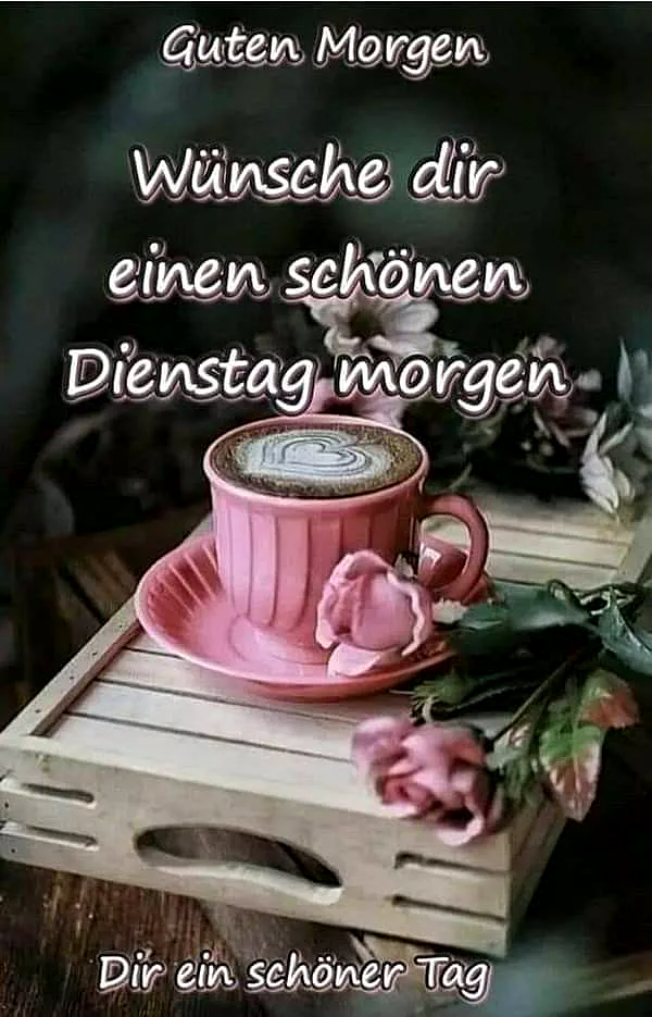 Ein rosa Kaffeebecher auf einem Holztablett mit Blumen, daneben ein rosa Herz. Der Kaffee hat ein Herz-Muster auf der Oberfläche.