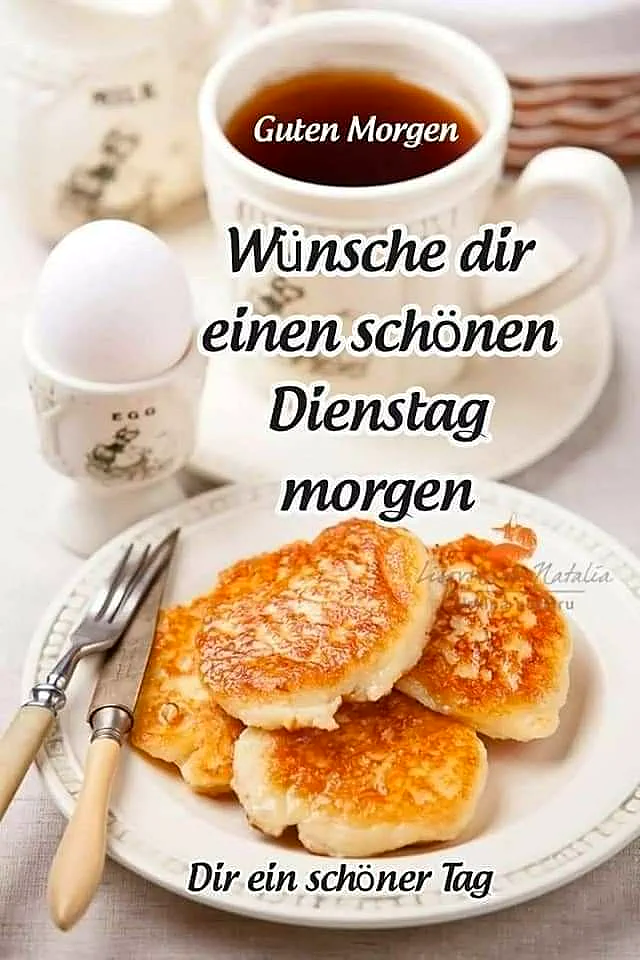 Ein gemütlicher Frühstückstisch mit einer Tasse Kaffee, einem gekochten Ei und goldbraunen Pfannkuchen. Der Spruch wünscht einen schönen Dienstag Morgen für einen produktiven Start in den Tag.