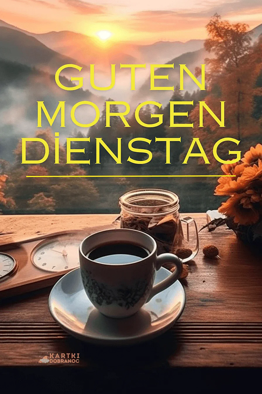Eine dampfende Tasse Kaffee auf einem Holztisch mit einer antiken Uhr. Im Hintergrund leuchtet ein goldener Sonnenaufgang über nebelverhangenen Bergen und herbstlichen Wäldern, der eine ruhige, produktive Dienstagsstimmung verbreitet.