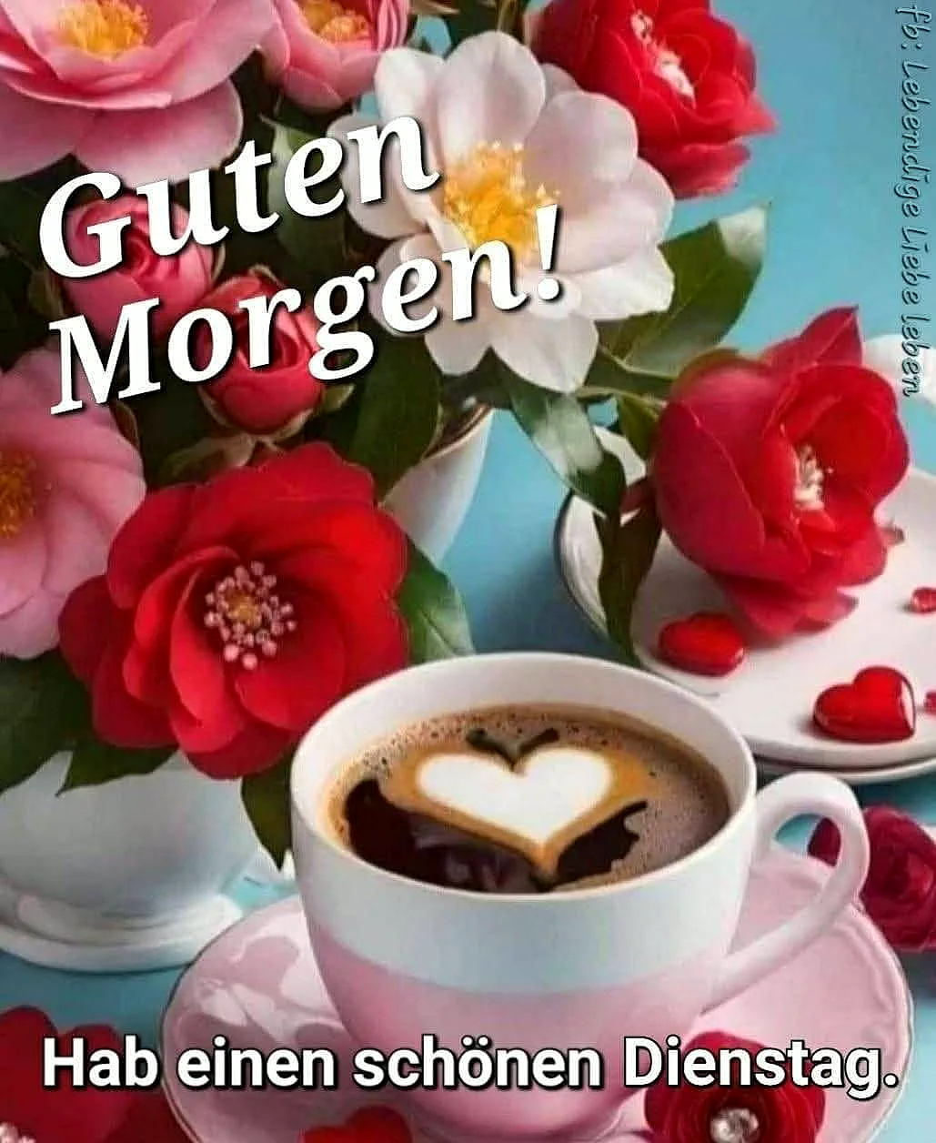 Ein gemütliches Frühstücksszenario mit einer Tasse Kaffee, die mit einem Herz aus Milchschaum dekoriert ist, umgeben von einer Vase mit rosa und weißen Rosen auf einem hellblauen Hintergrund.