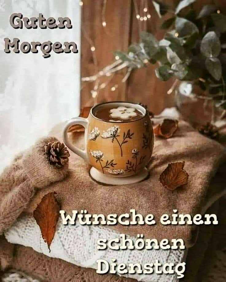 Ein gemütlicher Morgen mit einer Tasse Kaffee, umgeben von Herbstdekoration und einer Pflanze im Hintergrund. Die Tasse steht auf einem Tuch mit Blättern und einer Kiefernstrohe.