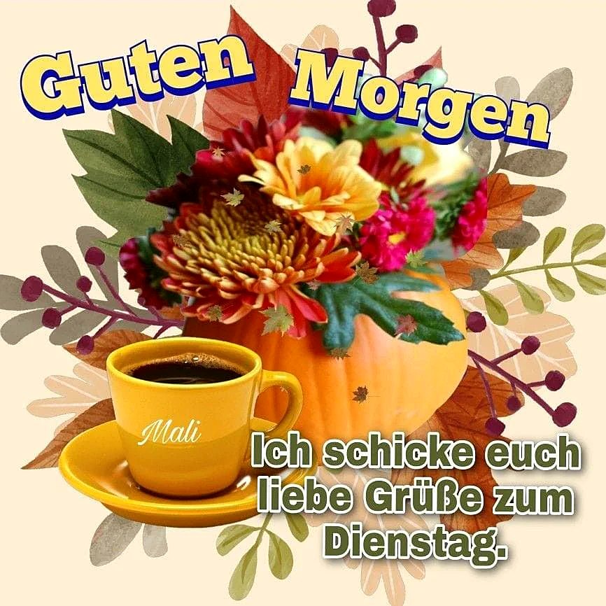 Ein gelber Kaffeebecher mit der Aufschrift Mali auf einer Untertasse, daneben ein Kürbis mit Herbstblumen in warmen Farben, umgeben von Blättern und Zweigen vor einem hellen Hintergrund