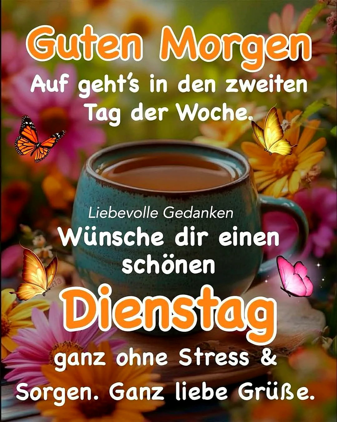 Ein Teebecher inmitten von Blumen, umgeben von Schmetterlingen. Der Becher ist blau und steht auf einem Tisch. Im Hintergrund sind viele bunte Blumen zu sehen.