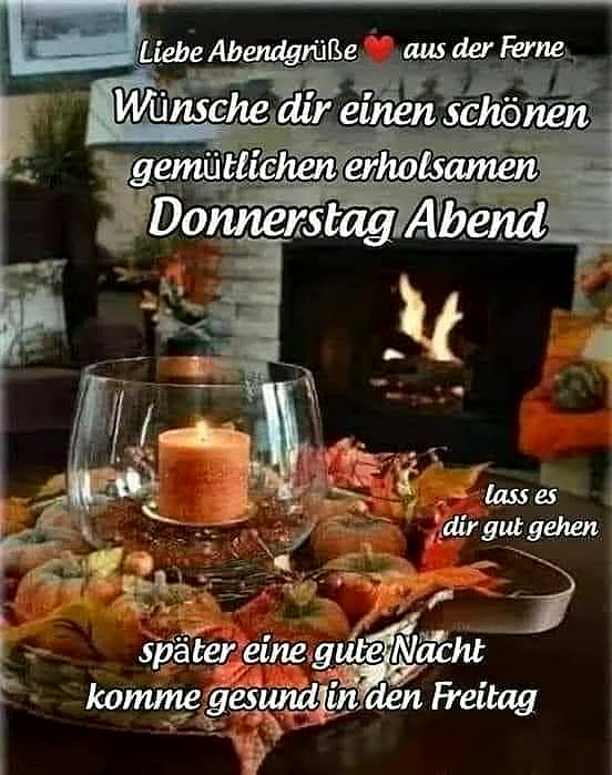 Ein gemütliches Wohnzimmer mit einem brennenden Kamin, einer Kerze auf einem Tisch mit Herbstdekoration.