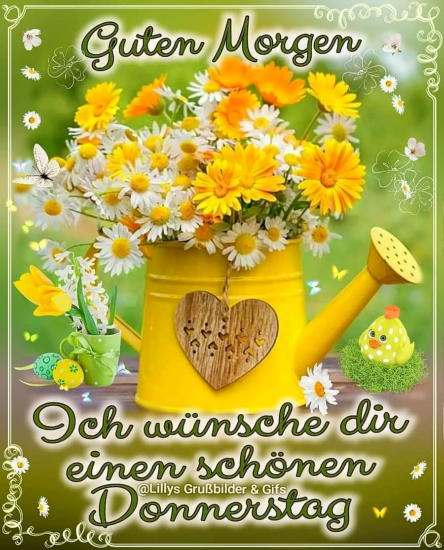 Ein gelber Gießkanne mit einem Herz-Anhänger, gefüllt mit weißen und gelben Blumen, auf einem Holztisch im Freien, umgeben von kleinen Oster-Eiern und einem gelben Küken.