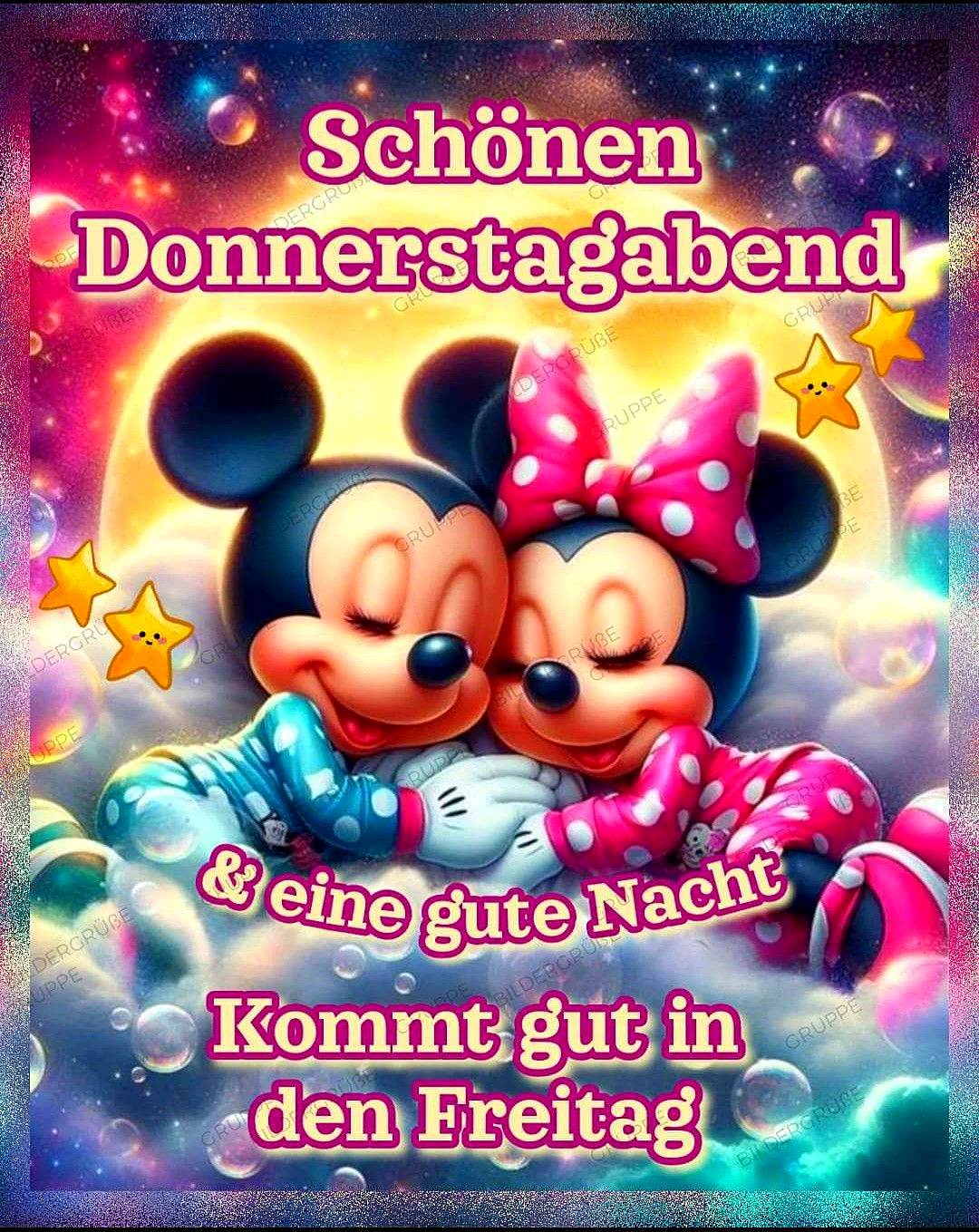 Ein digitales Bild von Mickey und Minnie Maus, die sich umarmen und küssen, umgeben von Sternen, Seifenblasen und einer hellen Sonne auf einem farbenfrohen Himmel.