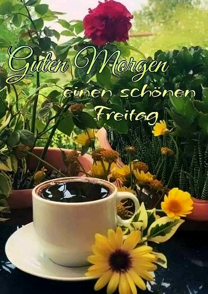 Ein weißer Kaffeebecher auf einem Teller, umgeben von gelben Blumen und grünen Pflanzen, im Hintergrund eine rote Rose.