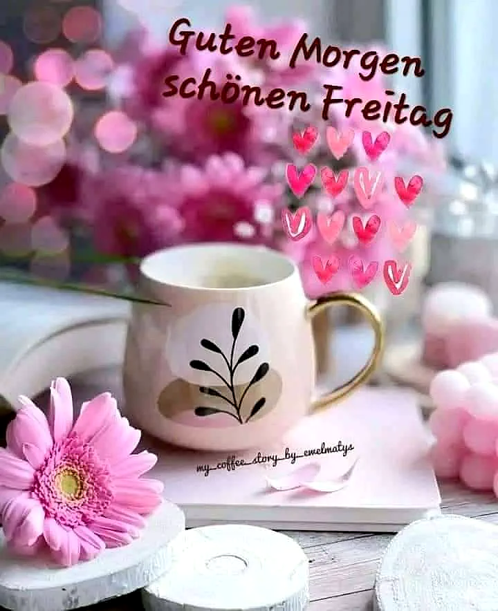 Ein weißer Kaffeebecher mit goldenen Griff und einem floralen Muster steht auf einem Teller neben einer pinken Blume, umgeben von pinken Dekorationen und einem Notizbuch auf einem Holztisch.