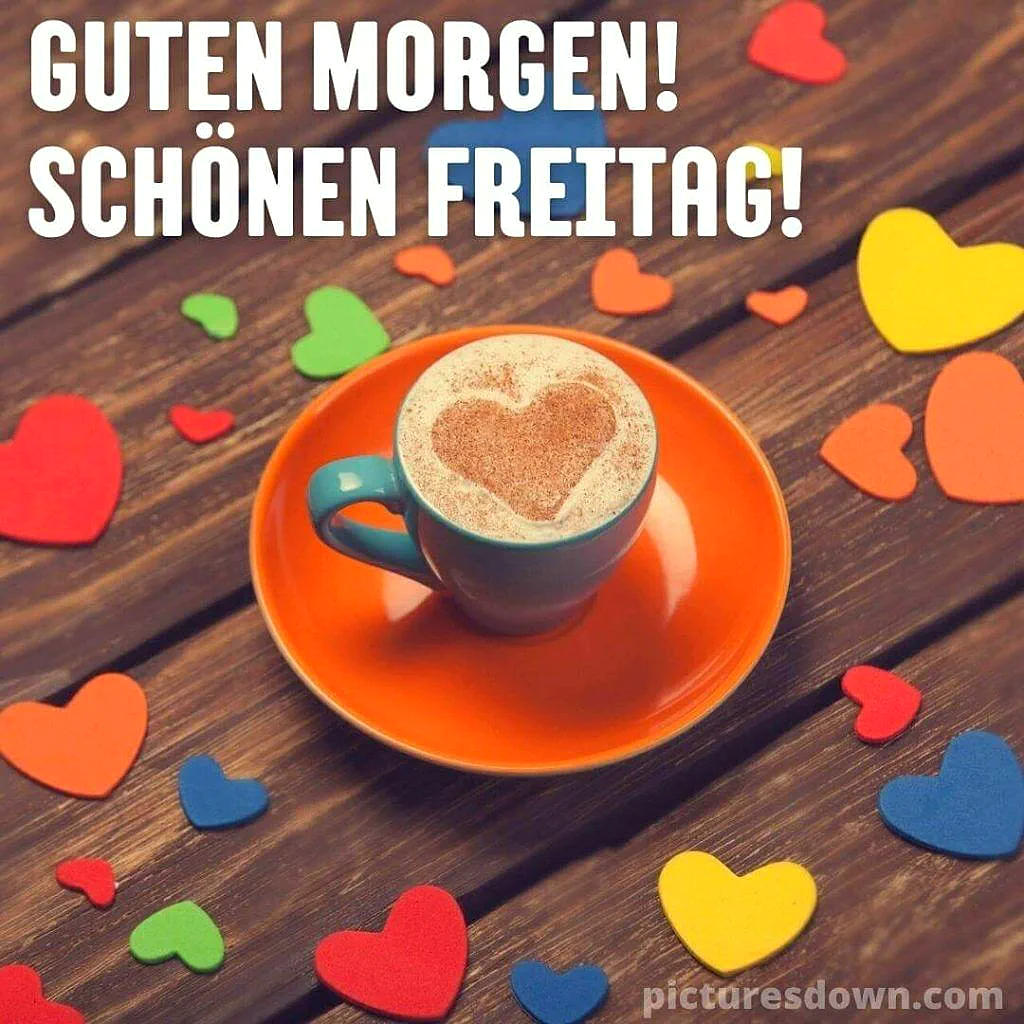 Ein Bild mit einer Tasse Kaffee in einem blauen Becher auf einem orangefarbenen Teller, umgeben von kleinen, farbigen Herzchen auf einem Holztisch. Der Kaffee hat ein Herz aus Schaum auf der Oberfläche.