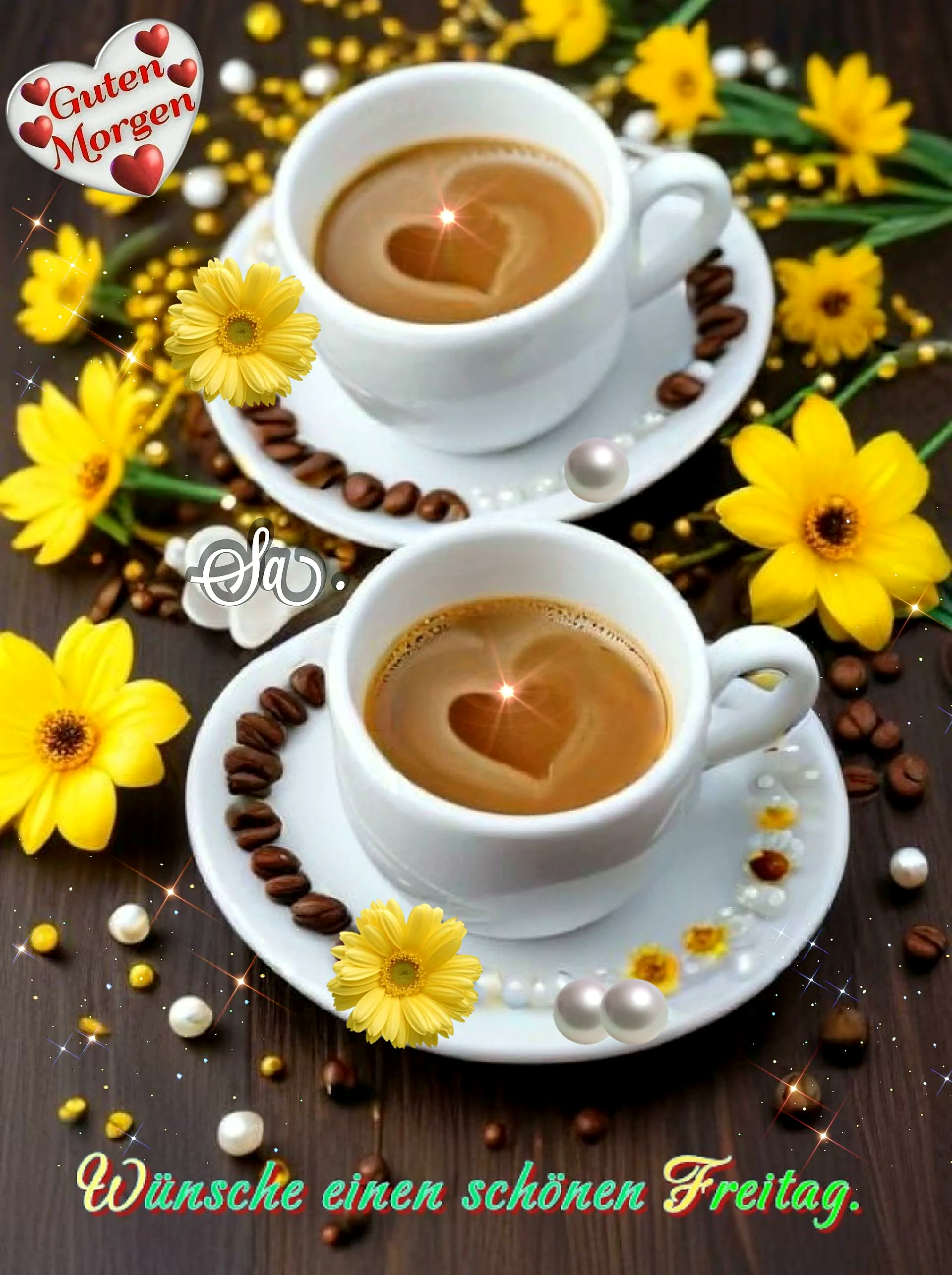 Zwei weiße Kaffeetassen mit Herz-Muster auf den Kaffeeoberflächen, umgeben von gelben Blumen, Kaffeebohnen und Perlen auf einem dunklen Holztisch.