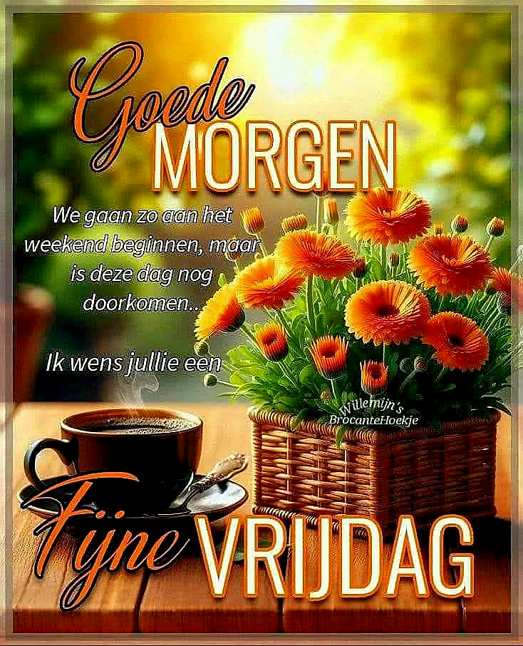 Ein Foto eines sonnigen Morgens mit einer Tasse Kaffee, einem Teller und einem Blumenstrauß in einem Korb auf einem Holztisch im Freien, mit orangefarbenen Blumen und grünen Blättern, im Hintergrund verschwommenes Laubwerk und Sonnenschein.