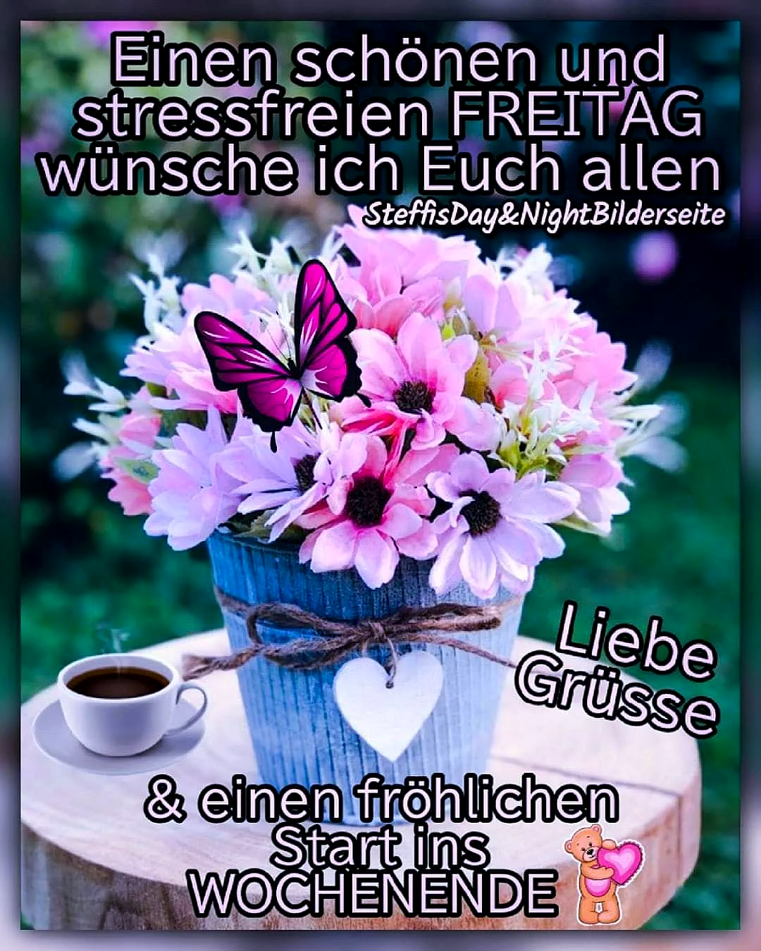 Ein Blumenstrauß in einer blauen Vase mit einem weißen Herzen, ein rosa Schmetterling, eine Tasse Kaffee auf einem Holztisch im Freien