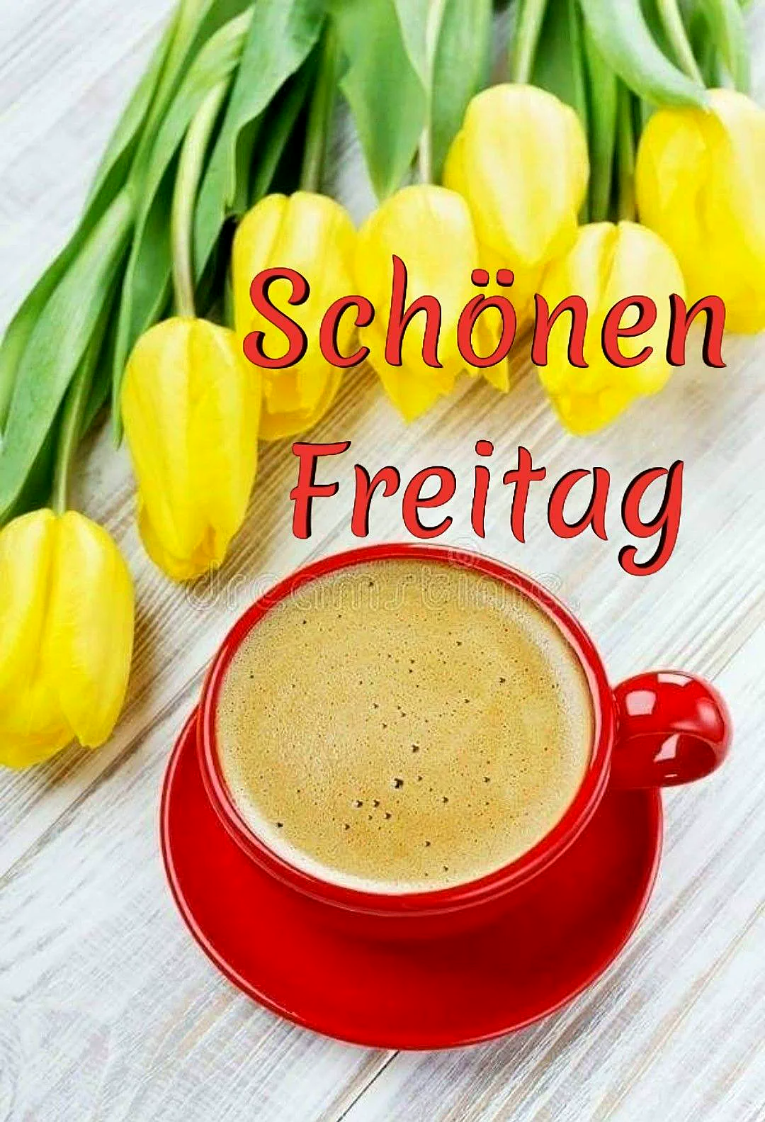 Ein roter Kaffeebecher auf einem Untertasse, daneben gelbe Tulpen auf einem weißen Holztisch, der Text 'Schönen Freitag' ist darüber gelegt.