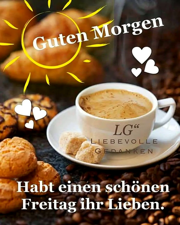 Ein weißer Kaffeebecher auf einer Untertasse, umgeben von Kaffeebohnen, Keksen und Zuckerwürfeln. Im Hintergrund weitere Kekse. Der Becher trägt die Aufschrift 'LG' und 'Liebevolle Gedanken'.