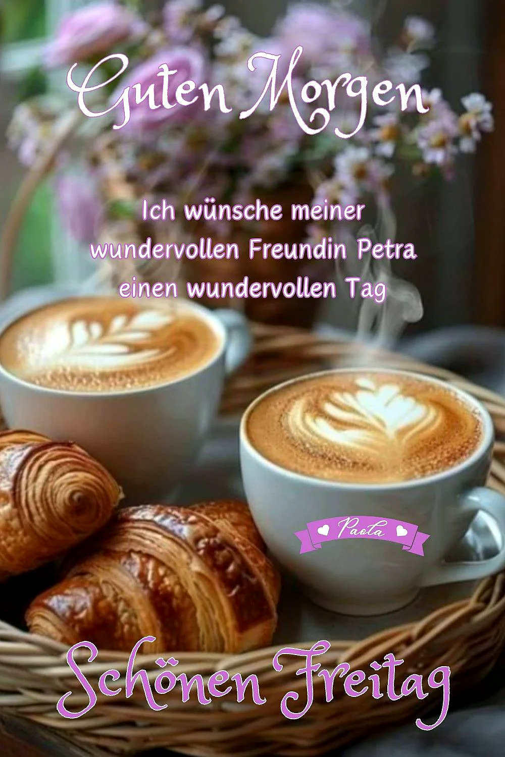 Ein Foto von zwei weißen Kaffeetassen mit Latte Art, daneben Croissants auf einem Holzteller, Blumen im Hintergrund, Frühstücksstimmung