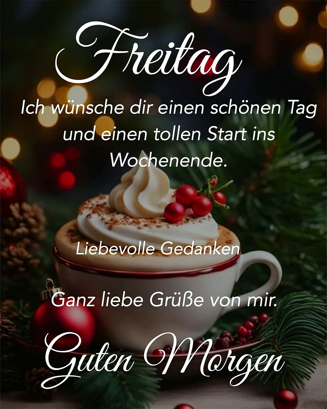 Ein festlich dekorierter Kaffee mit Schokoladenpulver, Schlagschlag und roten Beeren in einer Tasse mit rodem Rand, umgeben von Weihnachtsdekorationen und grünen Tannenzweigen mit roten Kugeln im Hintergrund.