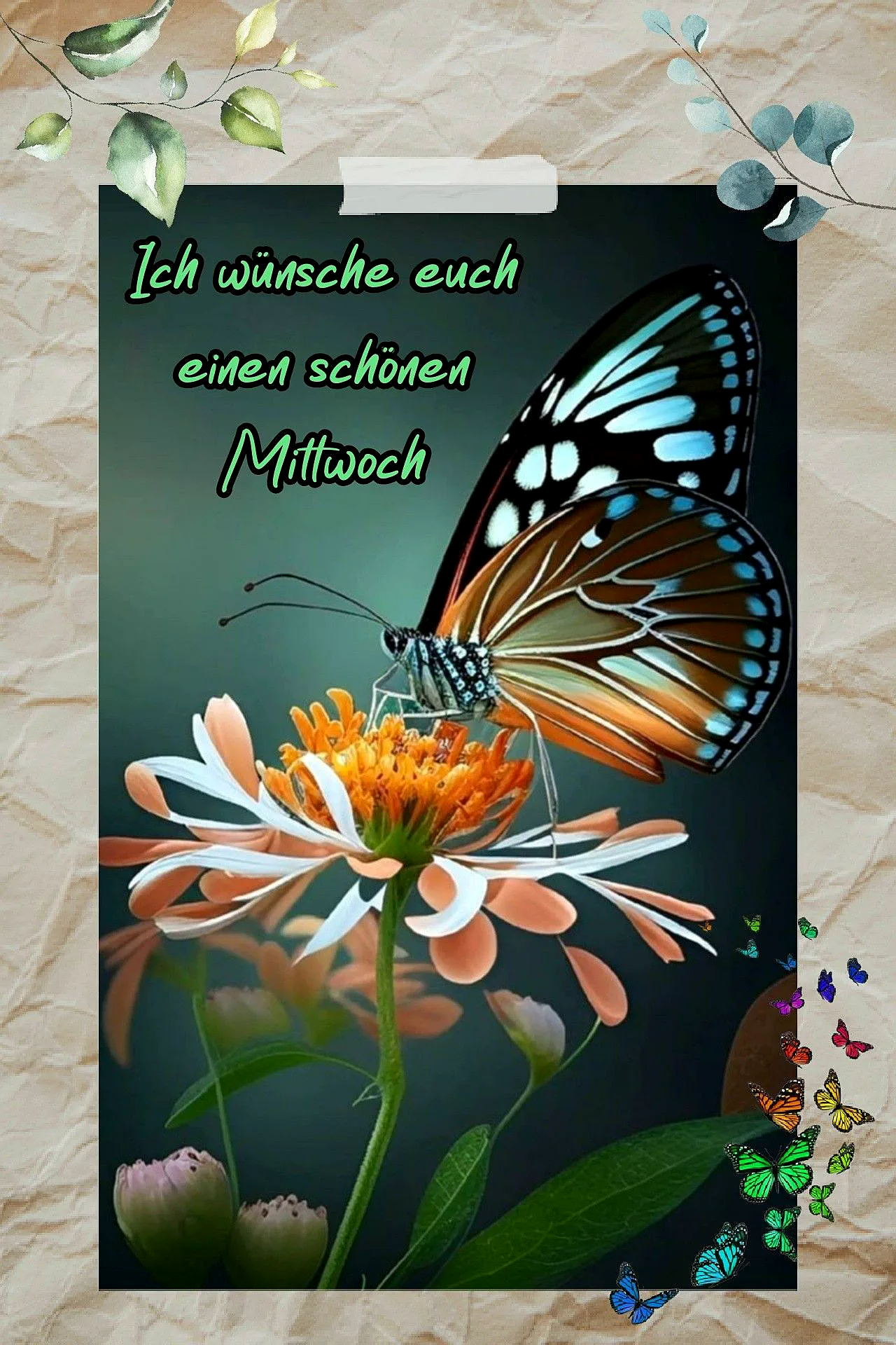 Ein farbenfroher Schmetterling sitzt auf einer orange-weißen Blume vor einem grünen Hintergrund. Der Schmetterling hat orange und schwarze Flügel mit blauen Punkten. Im Hintergrund sind einige kleine, farbenfrohe Schmetterlinge zu sehen.