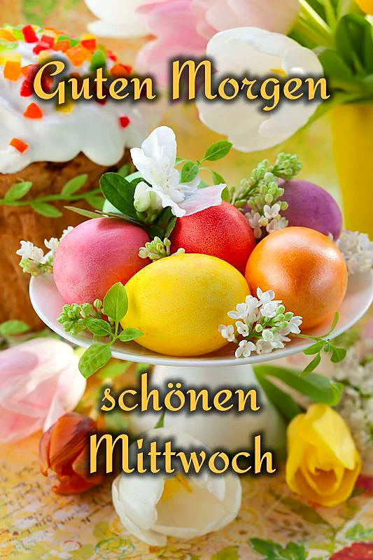 Ein farbenfrohes Stillleben mit verschiedenen Ostereiern und Blumen auf einem weißen Tablett. Im Hintergrund sieht man weitere Blumen und einen Osterkuchen.