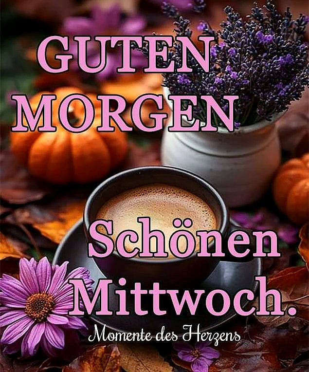 Ein herbstliches Stillleben mit einer Tasse Kaffee, umgeben von Herbstblättern, kleinen Kürbissen, Lavendel und einer pinken Blume, vermittelt eine gemütliche Morgenstimmung.